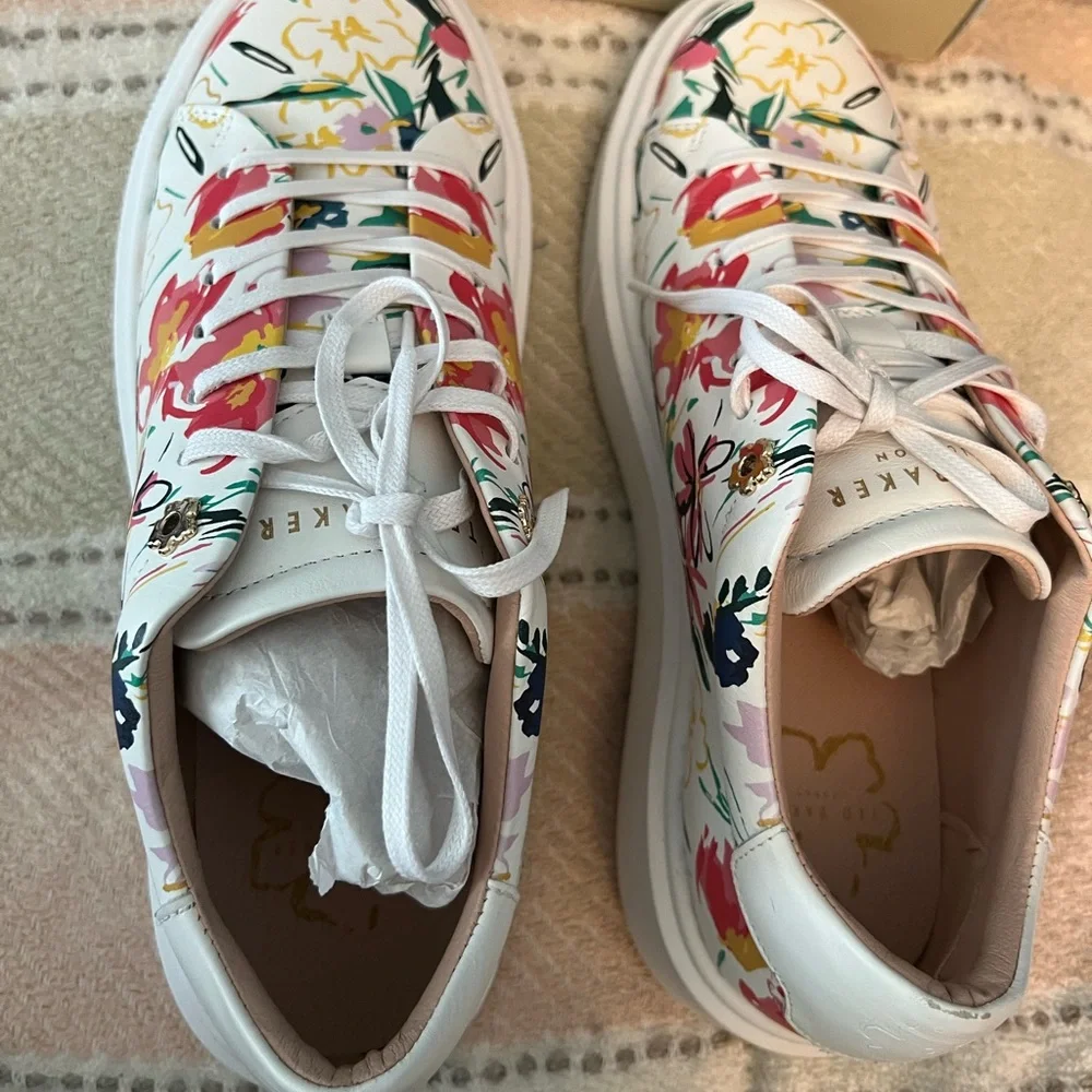 Ted Baker size10-10.30 leather floral fashion sneakers. - Picture 3 of 9